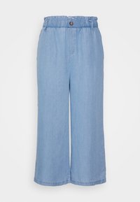 Pantalones anchos de color azul claro con cinturilla elástica recogida y cierre de un solo botón, sin bolsillos visibles ni detalles adicionales.