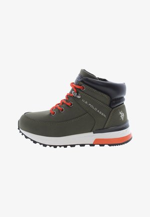 Scarponcino da trekking verde oliva con dettagli neri, lacci arancioni e suola bianca. Presenta una caviglia bassa e un battistrada testurizzato per una migliore aderenza.