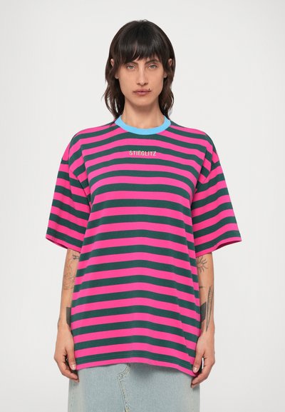 T-shirt à manches courtes rayé avec des rayures roses et vertes, un col bleu clair et le texte "STIEGLITZ" en broderie blanche.