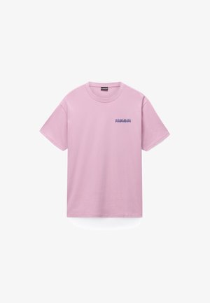 Lavendelfarbenes T-Shirt mit kurzen Ärmeln und Rundhalsausschnitt mit kleinem blauem „Napapijri Geographic“-Logo auf der linken Brust.