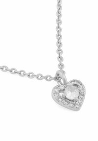 Silver chainhalsband med ett hjärtformat hänge som har en central klar sten omgiven av mindre klara stenar.