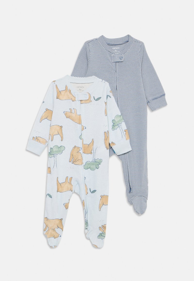 Due tuta per bambini: una di colore azzurro chiaro con stampa di orsetto e albero, e una di colore blu navale con righe bianche. Entrambe presentano maniche lunghe e chiusure a snap.