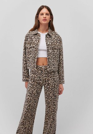 Set di giacca e pantaloni in denim con stampa leopardata. Caratterizzato da un design cropped, due tasche frontali e una vestibilità rilassata. I colori sono beige, nero e marrone.