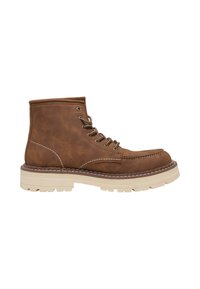 Bottine en cuir marron à lacets avec surpiqûres blanches et semelle épaisse en caoutchouc beige sur fond blanc.