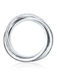Anello d'argento con bande intrecciate, una delle quali decorata con piccoli pietre trasparenti, superficie liscia con una finitura riflettente.
