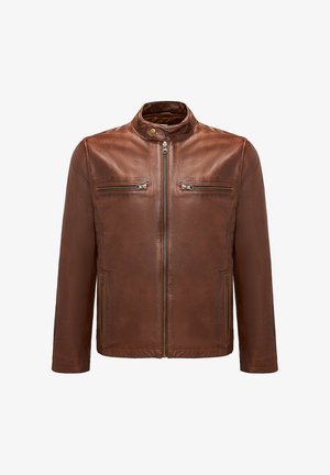 Chaqueta de cuero marrón con un cuello alto, cierre frontal de cremallera y dos bolsillos en el pecho con cremallera. Textura suave con detalles de diseño minimalistas.