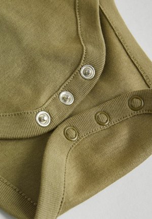 Oliivroheline puuvillane bodysuit, millel on sile tekstuur, kolmes metallist nööbiga ja pehme, ribaga äärisega kaelus.