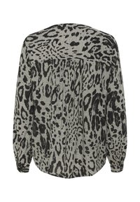 Camicia a maniche lunghe in tessuto grigio testurizzato con un design a stampa leopardo nera. Vestibilità ampia con una cucitura posteriore dritta e maniche arricciate.