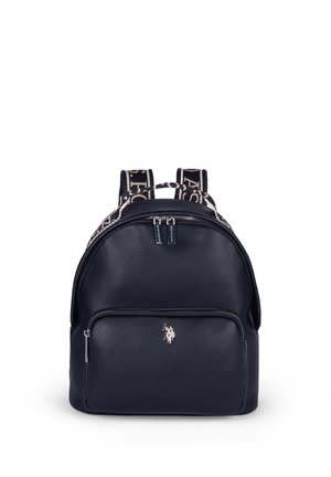 Zaino in pelle nera texturizzata con tasca frontale con cerniera, compartimento principale con doppia cerniera, dettagli con cinturini brandizzati e logo argentato di un cavaliere sul davanti.