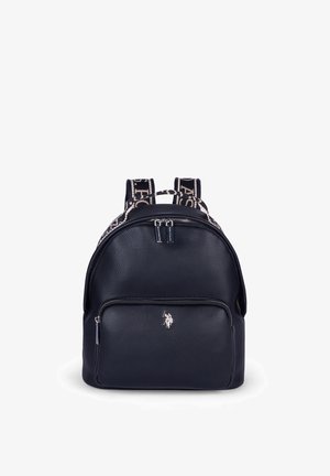 Zaino in pelle nera texturizzata con tasca frontale con cerniera, compartimento principale con doppia cerniera, dettagli con cinturini brandizzati e logo argentato di un cavaliere sul davanti.