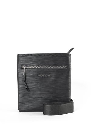 Zwarte leren crossbody tas met textuur, voorzien van een voorzak met rits en een afneembare stoffen schouderriem. Inclusief het reliëf merklogo op de voorkant.