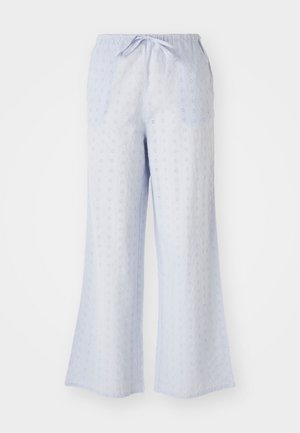 Pantalon large en coton bleu clair avec une taille élastique, présentant des motifs floraux ajourés pour la texture et la respirabilité.