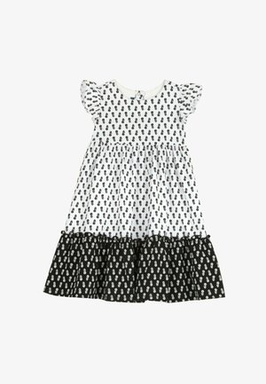 Robe blanche avec imprimé floral noir, manches courtes en volant, et ourlet à volants noirs en plusieurs niveaux. Dispose d'une fermeture à boutons au dos.