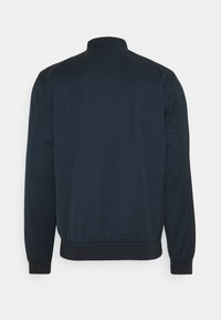 Marineblå bomberjakke med høj krave, elastiske manchetter og elastisk talje. Glat stof med et minimalistisk design.