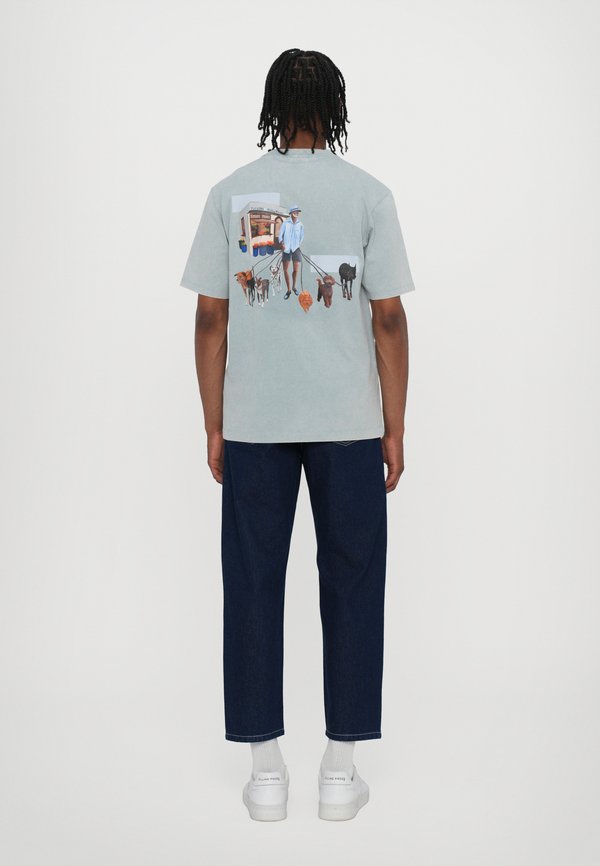 DOG WALKER - Print T-shirt - arona