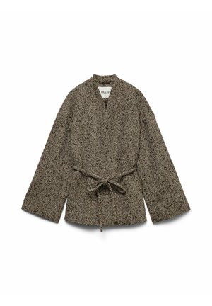 Veste marron et crème à motif chevrons avec manches larges, ceinture à nouer et design sans col. Fabriquée en tissu texturé.