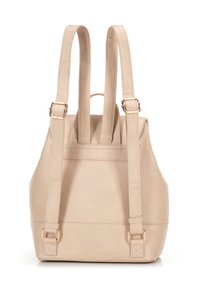 Sac à dos en simili cuir beige avec des bretelles ajustables et des accessoires en ton doré. Dispose d'une forme structurée et de détails de couture.