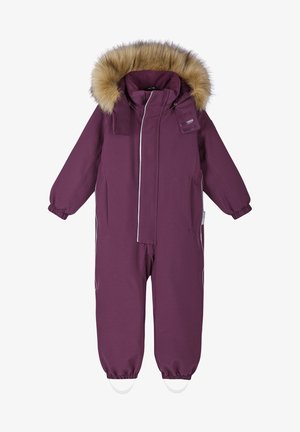 Tuta da neve color prugna con cappuccio foderato in pelliccia sintetica, polsini elastici, zip frontale e tasche laterali, con bordature bianche e fermagli sui polsini.