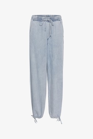 Hellblaue Jeanshose mit elastischem Bund, Kordelzugverschluss und schmal zulaufenden Knöcheln. Mit Seitentaschen und glatter Textur.