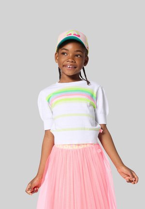 Witte trui met korte mouwen met kleurrijke horizontale strepen, gecombineerd met een roze tule rok met een tailleband bedrukt met "blush" en een roze pet.