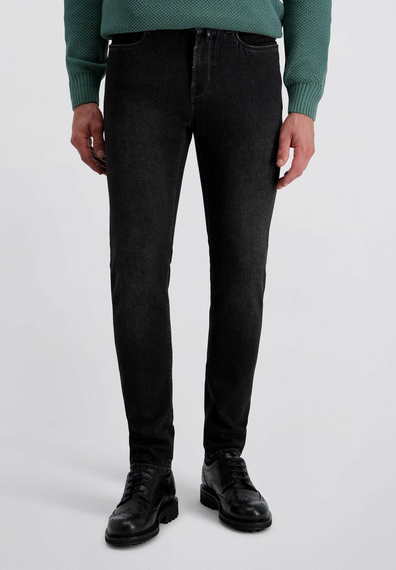 Schwarze Slim-Fit-Jeans aus Denim mit glatter Textur. Verfügt über ein klassisches Fünf-Taschen-Design und eine mittlere Taille.