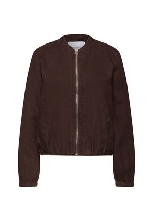 Ciemnobrązowa kurtka bomber z przednim zamkiem błyskawicznym, elastycznymi mankietami i pasem oraz dwoma bocznymi kieszeniami, prezentowana na białym tle.