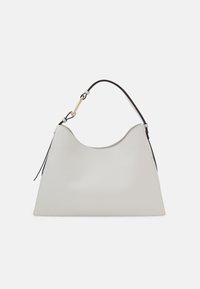 Sac à main en cuir gris clair avec un dessus incurvé, une sangle noire et des accents en métal doré. Présente une texture lisse et un design minimaliste.