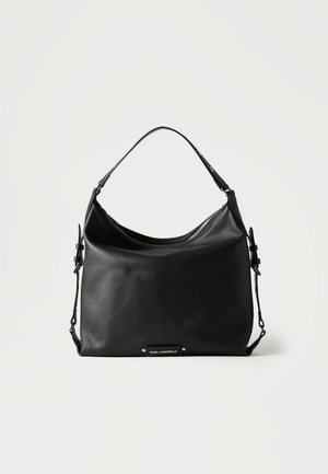 Czarna skórzana torba na ramię z pojedynczym szerokim uchwytem, bocznymi klamrami, górnym zamkiem błyskawicznym i małą metalową tabliczką z logo "Karl Lagerfeld".