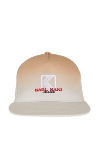 Kepurė su degradacine kreminės spalvos, struktūrizuota forma, balta ir raudona siuvinėjimo logo, ir plokščiu kraštu. Pagaminta iš glotnaus audinio.