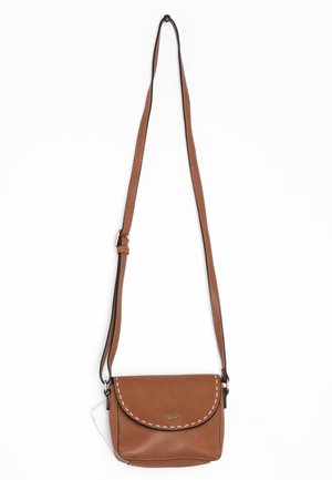 Bruine leren crossbodytas met een afgeronde klep en witte stiksel details. Voorzien van een lange verstelbare riem en een slank rechthoekig ontwerp.