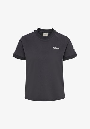 Czarna koszulka z krótkim rękawem o okrągłym dekolcie, z białym logo na lewej piersi oraz białymi paskami akcentowymi na rękawach.