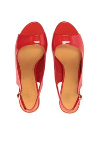 Punat nahka slingback korkokengät, joissa on avointoed, beige sisäpohja ja pieni kultasävyinen solki hihnassa. Tasainen pinta.