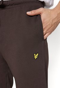Lyle & Scott SKINNY  - Jogginghose - sediment