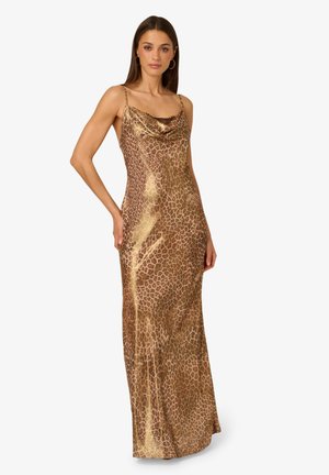 Abito maxi con stampa leopardata, scollatura a barca, sottili spalline e un tessuto leggero, liscio e lucido nei toni del marrone e dell'oro.