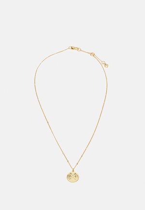 Jemný zlatý řetízek s kulatým přívěskem zdobeným rytým motivem dvou profilových tváří.