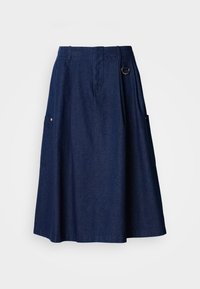 Donkere denimrok met een uitlopende pasvorm, voorzien van een tailleband met een ceintuurlus, twee steekzakken en gouden hardware-accenten.