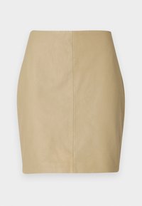 Beige skinnskjørt med et tettsittende design, glatt tekstur og en sentral søm som går vertikalt nedover bak.