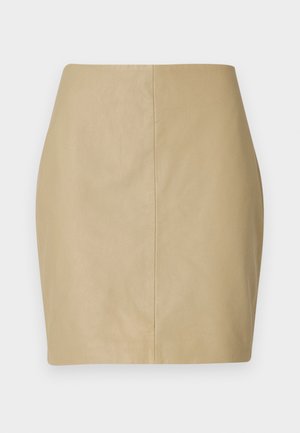 Beige skinnskjørt med et tettsittende design, glatt tekstur og en sentral søm som går vertikalt nedover bak.