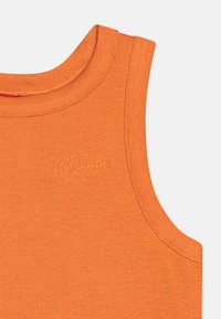 Oranssi ribattu hihaton paita, jossa on pyöreä pääntie ja keltaisella brodeerattu "Vingino" -logo etupuolella. Pehmeä tekstuuri ja tiukka muotoilu.