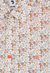 Korte mouwen overhemd van lichte stof, met een bloemenpatroon in oranje, crème en zwart. Inclusief off-white knopen en een klein logo detail.