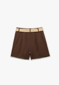 Pantaloni corti marroni con una cintura intrecciata beige, caratterizzati da un taglio sartoriale, frontale piatto e tasche posteriori. Tessuto liscio con una finitura opaca.