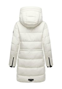 Vit vadderad parkas med huva, har horisontella quiltade sektioner, svarta dragkedjor vid ärmarna och en logotyp patch på baksidan.