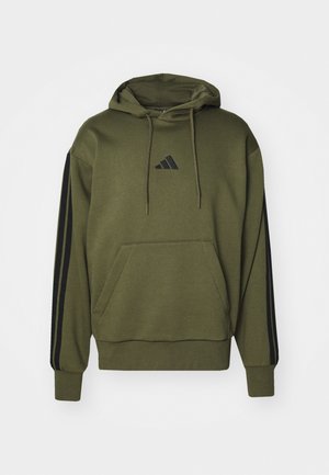 Oliwkowy hoodie z regulowanymi sznurkami, kieszenią z przodu, czarnymi trzema paskami na rękawach oraz logo na klatce piersiowej.