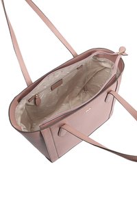Sac fourre-tout en cuir rose clair avec deux anses, fermeture zippée sur le dessus et intérieur à motif beige. Dispose d'une poche intérieure et de quincaillerie dorée.