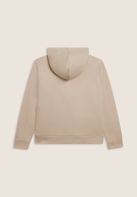 Hoodie beige avec une texture douce, une grande capuche, des manches longues et des poignets côtelés, avec un design minimal et sans logos ni motifs visibles.