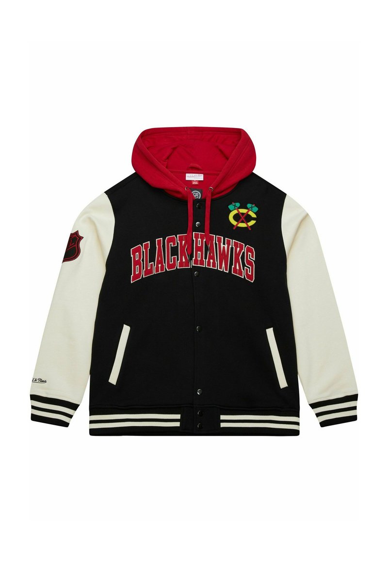 Schwarzes Blackhawks-Hoodie mit schwarzem Körper, weißen Ärmeln, roter Kapuze, gestreiften Bündchen, Druckknöpfen und gesticktem Teamlogo auf der Brust und dem Ärmel.