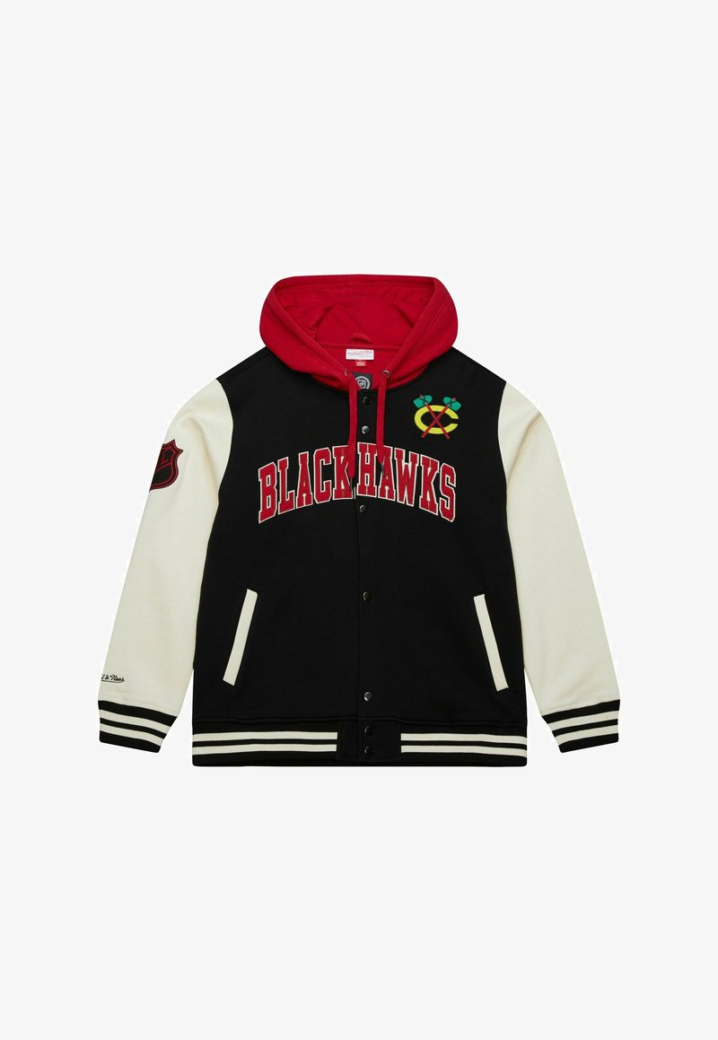 Hoodie des Blackhawks avec un corps noir, des manches blanches, une capuche rouge, des poignets rayés, des boutons-pression et un logo d'équipe brodé sur la poitrine et la manche.