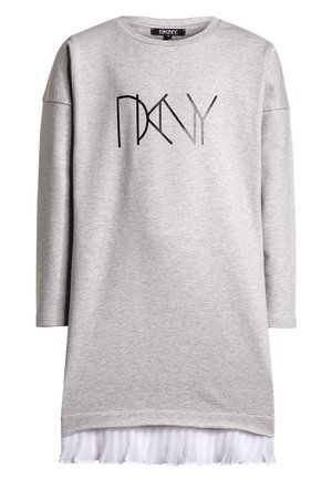 Szara sukienka z długim rękawem z czarnym logo DKNY na piersi i białym plisowanym wykończeniem wystającym spod brzegu.