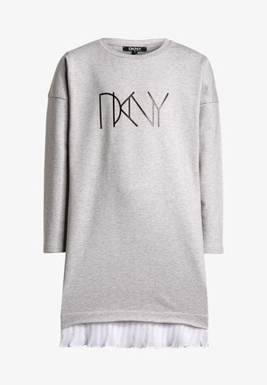 Szara sukienka z długim rękawem z czarnym logo DKNY na piersi i białym plisowanym wykończeniem wystającym spod brzegu.