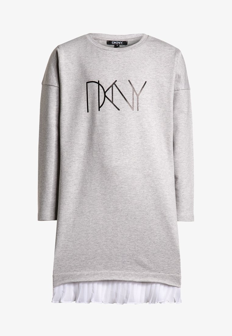 Robe grise à manches longues avec logo DKNY noir sur la poitrine et bordure plissée blanche apparaissant sous l'ourlet.